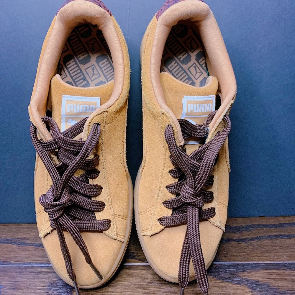 Suede Classic Casual (Sandstorm) 5.5 US PUMA low top shoes.